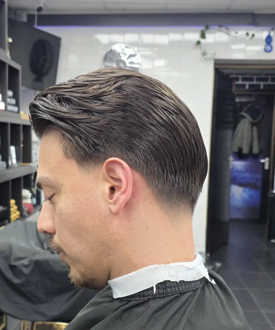 Klassiek heren kapsel naar achteren gestyled met nette taper, zijaanzicht